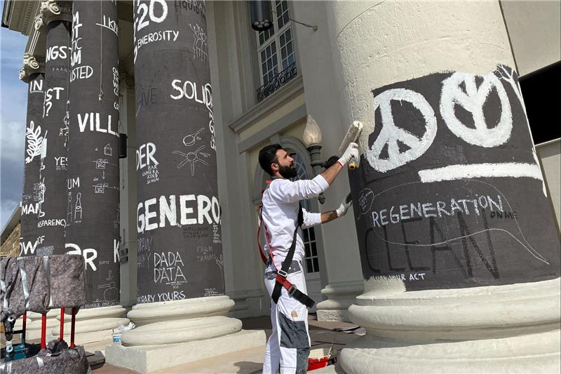Am Tag nach dem Ende der documenta fifteen werden die Säulen des Fridericianums in Kassel übermalt.
