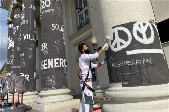 Am Tag nach dem Ende der documenta fifteen werden die Säulen des Fridericianums in Kassel übermalt.
