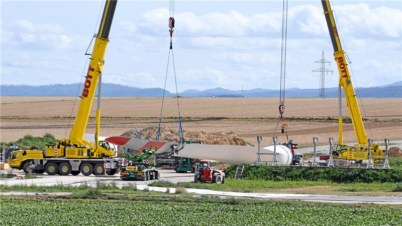 Am Tag nach dem Transport rollen die Schwertransporte in den Windpark, um von Autokränen entladen zu werden.