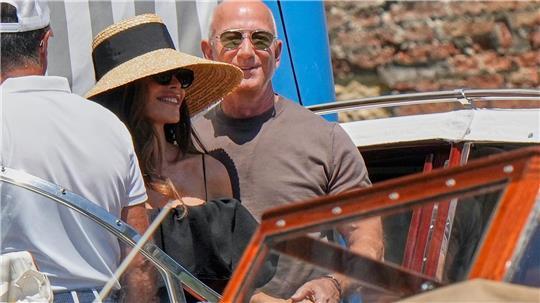 Am Tag nach der Hochzeit lassen sich Jeff Bezos und seine Frau Lauren in „Harry’s Bar“ bringen.