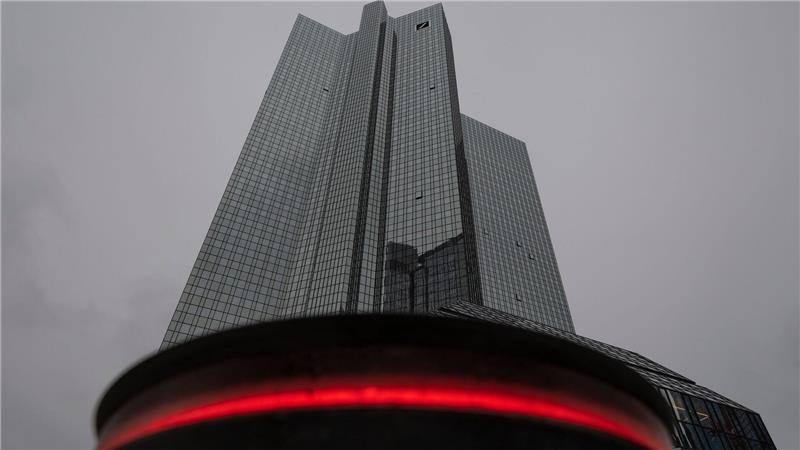 Am Tag vor der Bilanzvorlage fand im Hauptsitz der Bank in Frankfurt eine Razzia des BKA wegen des Verdachts der Geldwäsche statt.