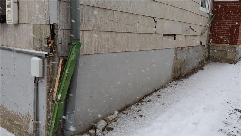 Schaden an Hausfassade. 