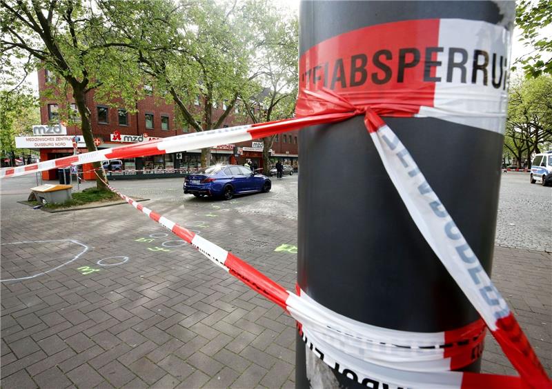 Am Tatort in Duisburg: Bei Schüssen auf offener Straße sind am Mittwoch vier Menschen verletzt worden. .