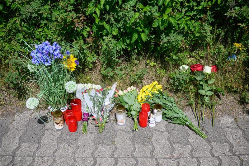 Mord an Anastasia (15): Anklage gegen Freund (14) erhoben Am Tatort in Salzgitter wurden nach dem Mord an einem 15-jährigen Mädchen Blumen und Kerzen niedergelegt. Foto: Julian Stratenschulte/dpa