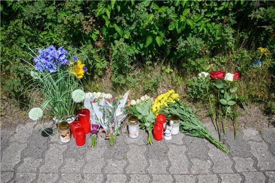 Am Tatort in Salzgitter wurden nach dem Mord an einem 15-jährigen Mädchen Blumen und Kerzen niedergelegt. Foto: Julian Stratenschulte/dpa