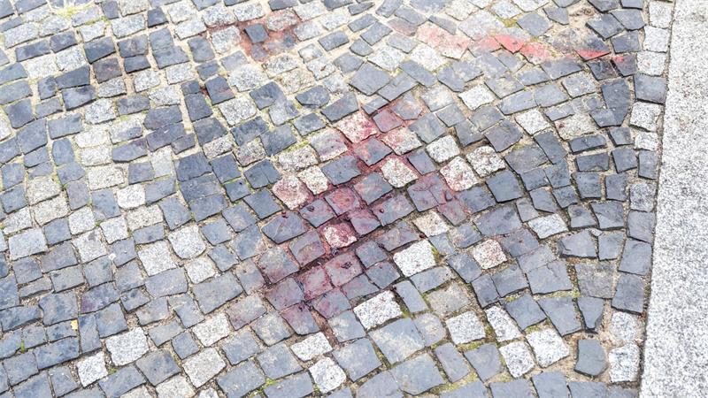 Am Tatort ist ein großer Blutfleck zu sehen. 