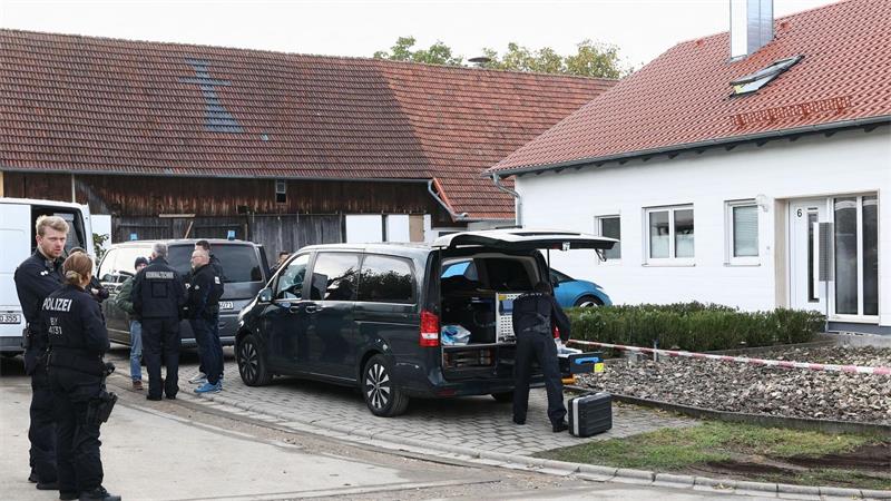 Am Tatort werden Spuren gesichert.