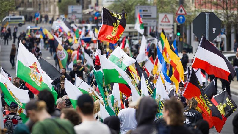 Am Treffen in Braunschweig mit Teilnehmern aus der „Reichsbürger“-Szene nahmen laut Polizei bis zum Mittag rund 200 Menschen teil.