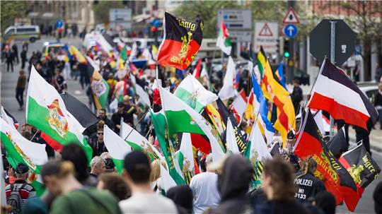Am Treffen in Braunschweig mit Teilnehmern aus der „Reichsbürger“-Szene nahmen laut Polizei bis zum Mittag rund 200 Menschen teil.
