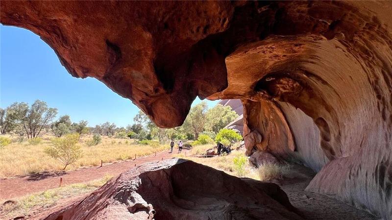 Am Uluru können auch wunderschöne Höhlen bestaunt werden. 