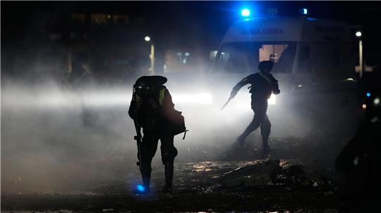 Am Unglücksort kommt es zu Plünderungsversuchen.