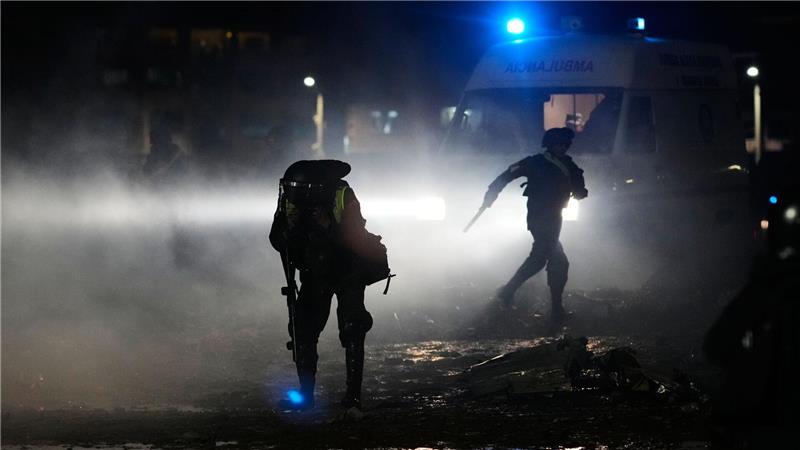 Am Unglücksort kommt es zu Plünderungsversuchen.