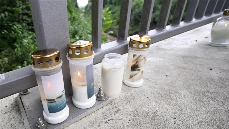 Am Unglücksort nach dem Zugunfall in Riedlingen erinnern Kerzen an die Opfer.