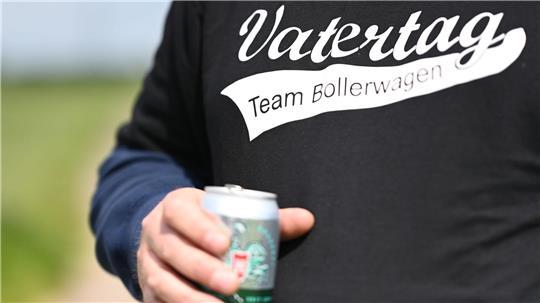Am Vatertag wird in Niedersachsen ausgelassen gefeiert - die Gewerkschaft der Polizei hofft auf einen friedlichen Verlauf. (Archivbild)
