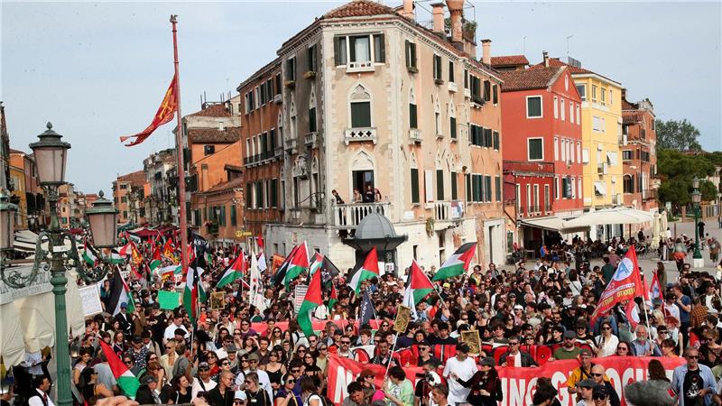 Venediger Kunstbiennale startet nach Chaos und Kontroversen Am Vorabend der Eröffnung kam es zu Protesten.