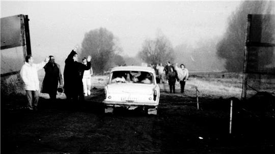 Am Vormittag des 12. Novembers 1989 öffnet sich zwischen Hessen und Mattierzoll der Eiserne Vorhang – die Menschen jubeln.
