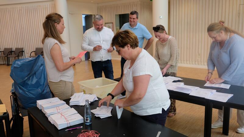 Landkreis Goslar: AfD gewinnt Stimmen, Grüne verlieren deutlich Am Wahlabend im Kreishaus Goslar: Mitarbeiterinnen zählen die Stimmen aus, im Hintergrund Landrat Dr. Alexander Saipa (r.) und Erster Kreisrat Frank Dreßler. Foto: Strache