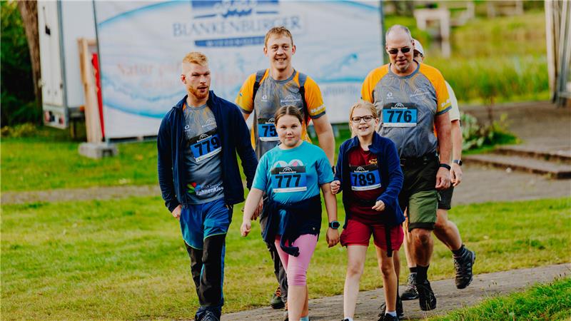 Beim 7. Hahnenkleer Wandermarathon wird ein Dackel zum Star Am Wandermarathon nehmen auch viele Familien teil.