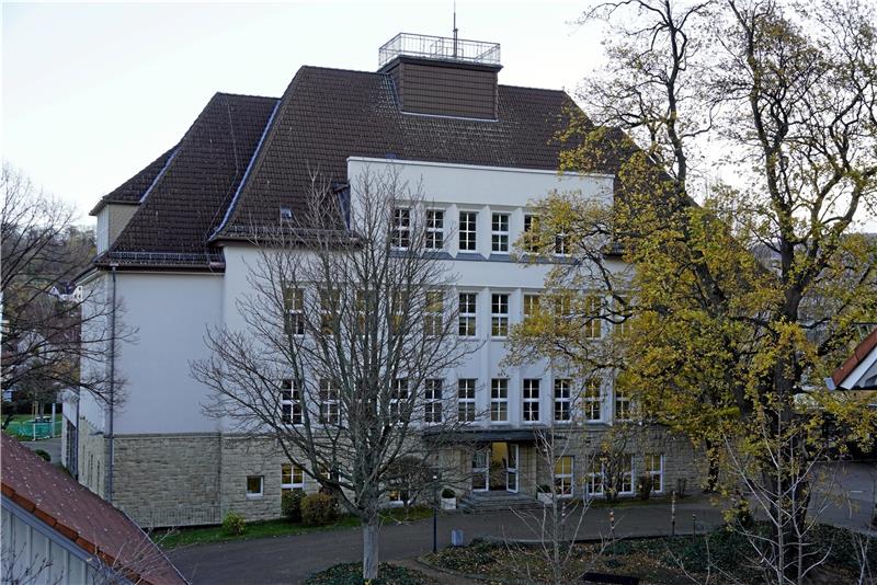 Am Werner-von-Siemens-Gymnasium ist man stolz: Dr. Özlem Türeci hat dort 1986 ihr Abitur gemacht. Heute ist sie eine weltbekannte Wissenschaftlerin und Entwicklerin eines Corona-Impfstoffes.  Fotos: Schlegel/Biontech/dpa