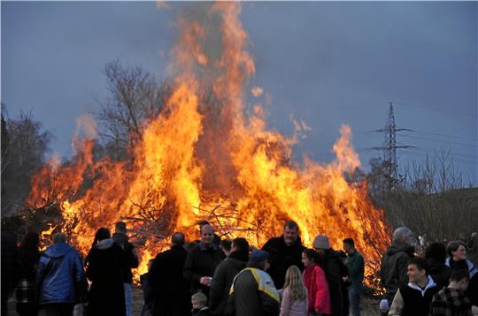 Am Wochenende brennen wieder die Osterfeuer – hier eine Aufnahme aus dem vergangenen Jahr in Langelsheim. Archivfoto: Heine