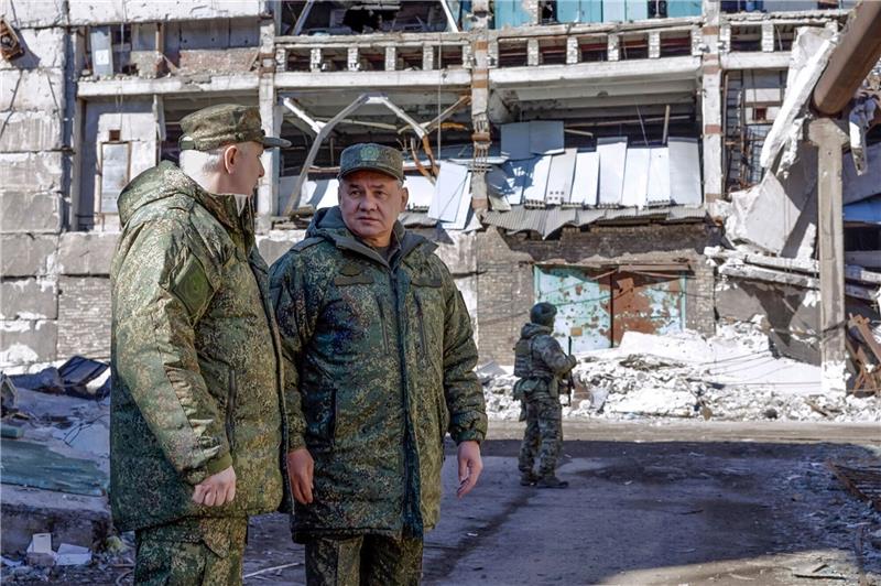 Russische Führung will Eroberung von Bachmut fortsetzen Am Wochenende hatte Schoigu russische Truppen im Kriegsgebiet besucht - der genaue Ort wurde nicht genannt. (Archivbild)
