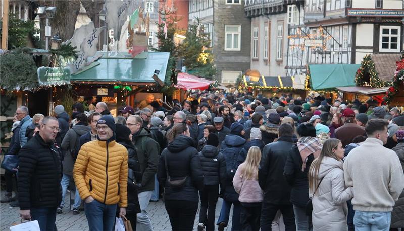 Weihnachtsmarkt in Goslar: Sonne satt statt Schnee und Regen Am Wochenende ist es richtig voll auf dem Goslarer Weihnachtsmarkt.