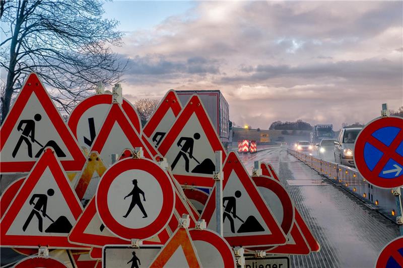 Holle: A7-Vollsperrung ab Derneburg Richtung Kassel Am Wochenende kommt es zu gleich zwei Vollsperrungen: Verkehrsteilnehmer auf der A7 und A39 müssen aufgrund von Fahrbahnsanierungen Umleitungen in Kauf nehmen. Dennoch rechnet der ADAC nicht mit langen Stabildungen. Am Montag soll der Verkehr ab 5 Uhr wieder rollen. Foto: Pixabay