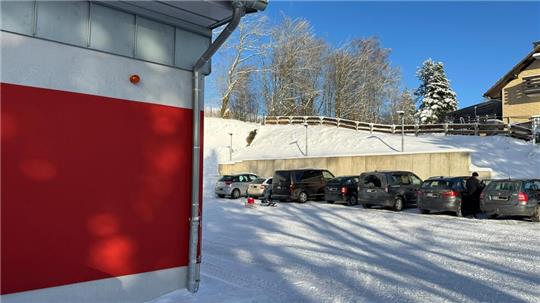 Am Wochenende nutzen zahlreiche Urlauber den Parkplatz der Feuerwehr in St. Andreasberg, um beispielsweise im nahen Teichtal rodeln zu gehen.