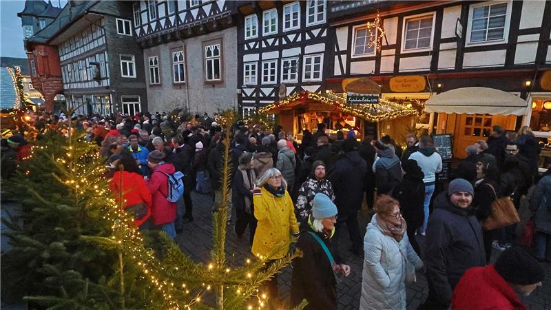 Menschenmassen auf einem Weihnachtsmarkt in der Innenstadt.