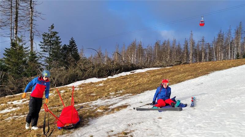 Ausbildung zur Bergwacht-Einsatzkraft dauert bis zu vier Jahre Am Wurmberg bei Braunlage mussten die Einsatzkräfte der Bergwacht aus personellen Gründen die Prüfung abnehmen.
