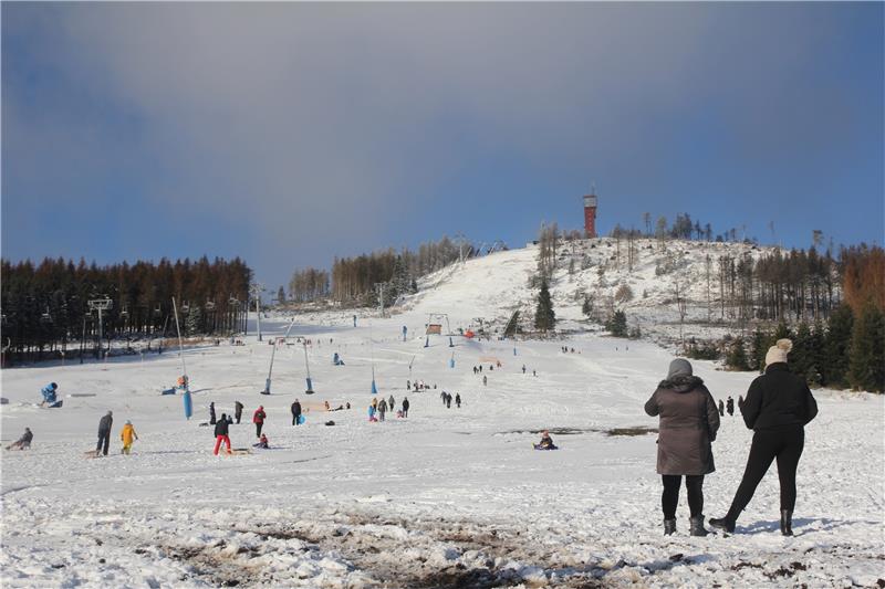 Am Wurmberg herrscht am Donnerstag Kaiserwetter, das vor allem die Schlittenfahrer genießen.  Foto: Eggers