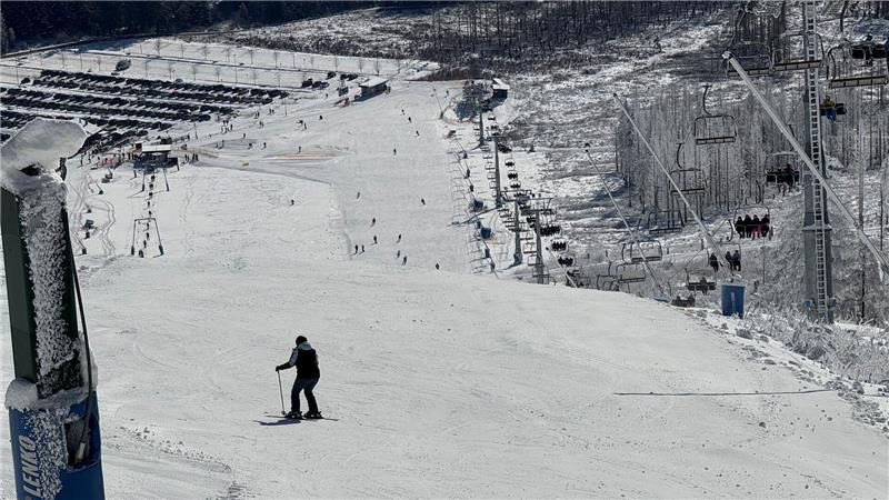Das Skifahren im Harz wird teurer Das Bild zeigt den Parkplatz Hexenritt von der Schwarzen also sehr steilen Skipiste am Hexenritt aus mit einem Skifahrer.