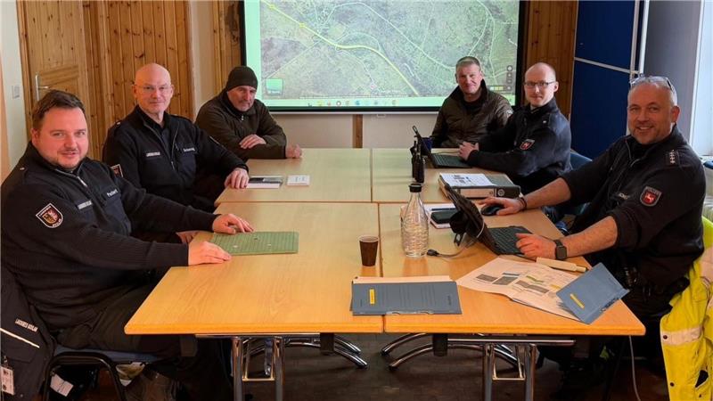 Winter im Harz: Polizei erwartet am Wochenende volle Parkplätze Sechs Männer (Landkreis, Nationalpark und Polizei) sitzen an einem Tisch.