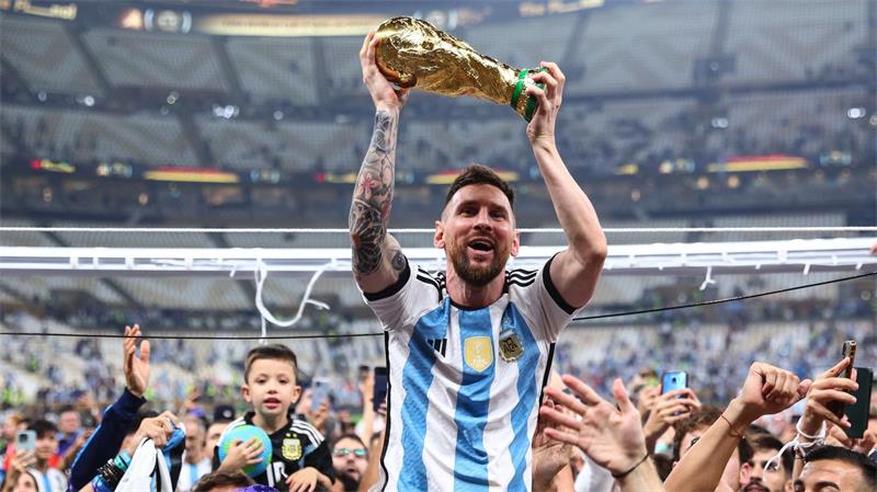 Messi gegen Yamal: Zwei Weltstars und eine Badewanne Am Ziel: Lionel Messi beim argentinischen WM-Triumph 2022. (Archivbild)