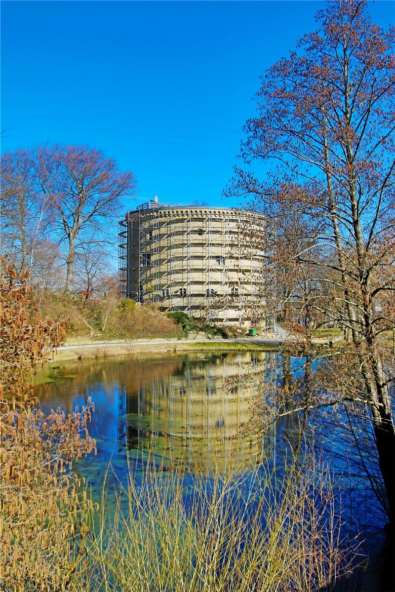 Am Zwinger wird gebaut, der Turm ist aktuell von einem Gerüst umgeben.  Foto: Epping