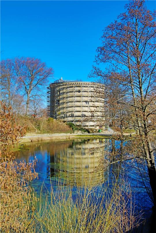 Am Zwinger wird gebaut, der Turm ist aktuell von einem Gerüst umgeben.  Foto: Epping