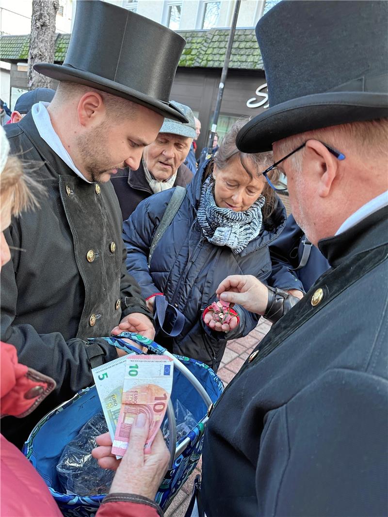 In Bad Harzburg gehen Glücksschweinchen etwas langsamer weg Am besten, man kauft das Glück beim Schornsteinfeger.