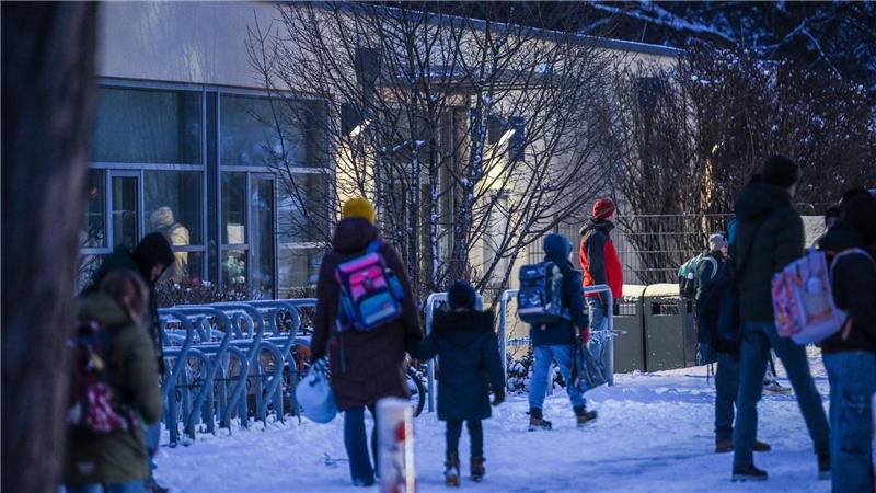 Am dritten Tag des Stromausfalls in Teilen Berlins haben viele Schulen nur eine Notbetreuung. 