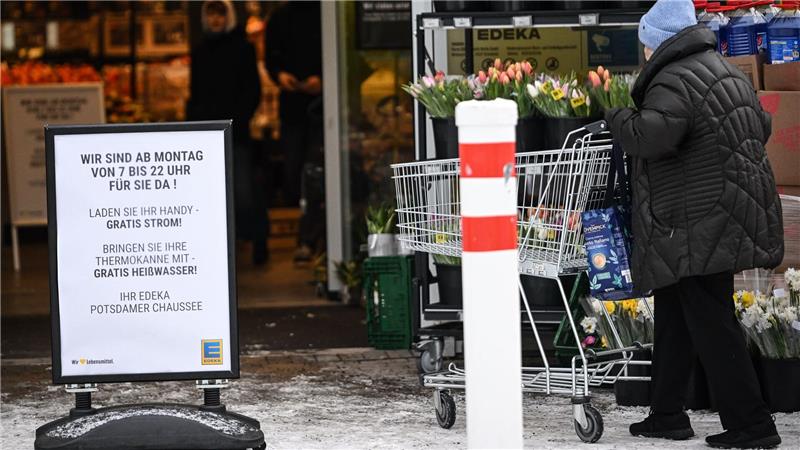 Am dritten Tag des Stromausfalls in Teilen Berlins warten 30.000 Haushalte weiter auf Energie.