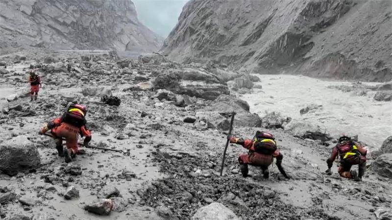 „Ist da jemand?“ - Verzweifelte Suche im Himalaya Am dritten Tag nach der Katastrophe laufen die Rettungsarbeiten weiter.