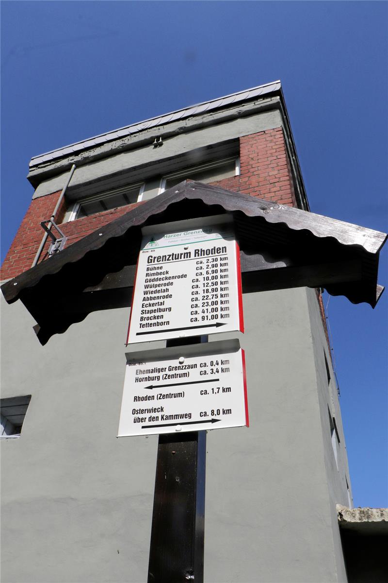 Am ehemaligen Grenzturm Rhoden führen viele Wege entlang: Dort startet der Harzer Grenzweg, zu dem es ebenfalls ein Begleitheft der Wandernadel gibt, er ist über das Netz „Wandern verbindet“ erschlossen und wird nun auch Teil eines weiteren Begleithefts zur Harzer Wandernadel sein. Foto: Gereke