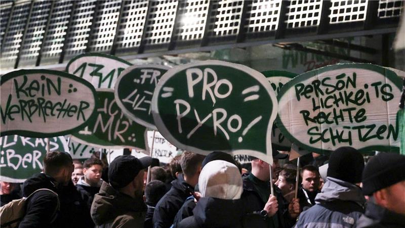 Am ersten Tag der Innenministerkonferenz in Bremen haben Hunderte Fußballfans gegen verschärfte Sicherheitsmaßnahmen beim Fußball demonstriert. 
