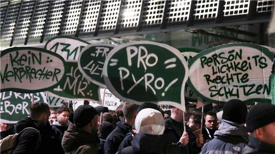 Am ersten Tag der Innenministerkonferenz in Bremen haben Hunderte Fußballfans gegen verschärfte Sicherheitsmaßnahmen beim Fußball demonstriert. 