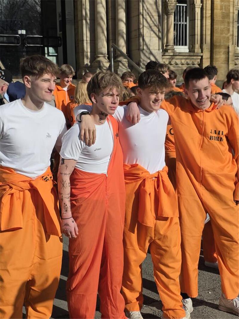 Am ersten Tag der Mottowoche verkleiden sich die Abiturienten des Ratsgymnasiums...