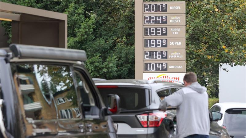 Ifo: Tankrabatt bisher nur teilweise weitergegeben Am ersten Tag des Tankrabatts waren die Preise schnell gefallen. (Archivbild)