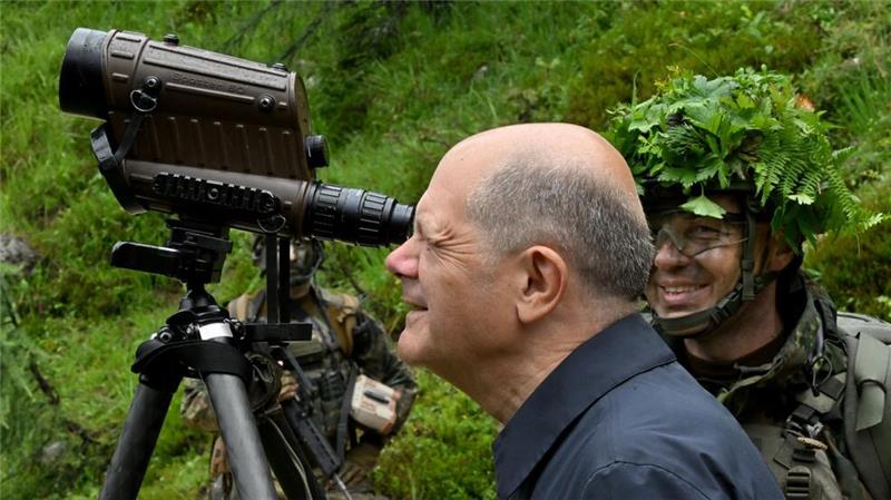 Am falschen Ende gespart? Bundeskanzler Scholz besucht Soldaten