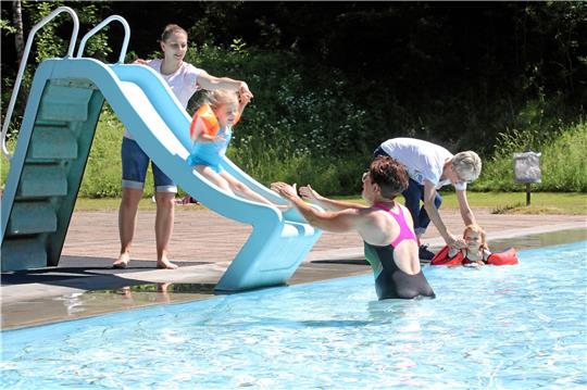 Am fast heißesten Sommertag eröffnet in diesem Jahr das Spiegelbad Wildemann. Damit die Kinder auch in der nächsten Saison so ausgelassen planschen können, braucht der Spiegelbadverein dringend Geld, um die Filter-Anlagen zu sanieren. Foto: GZ-Archiv
