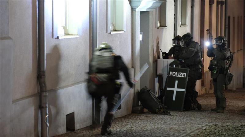 Hunderte gedenken der Opfer nach Todesfahrt von Magdeburg Am frühen Morgen durchsucht die Polizei in Zusammenhang mit der Attacke auf dem Weihnachtsmarkt ein Wohnhaus.