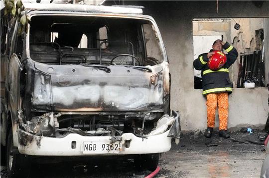 Am frühen Morgen ist in einem Wohnhaus mit Textilfabrik auf den Philippinen ein Feuer ausgebrochen. Mindestens 16 Menschen kamen dabei ums Leben.