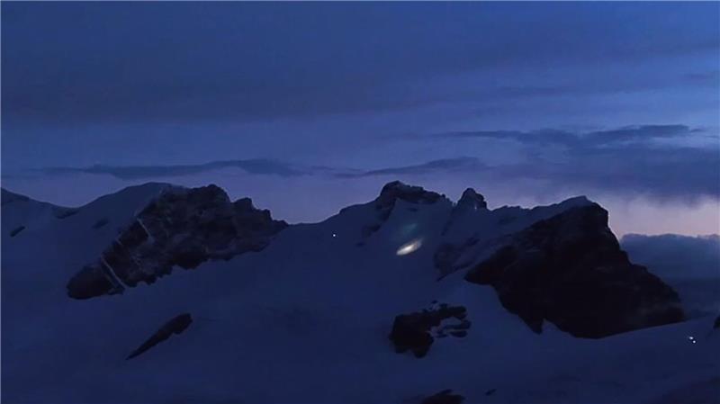 Am frühen Morgen kam ein Hubschrauber zu den Bergsteigern durch.